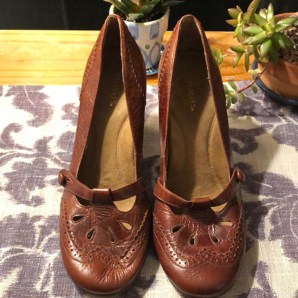 Stylish brown Oxford pumps